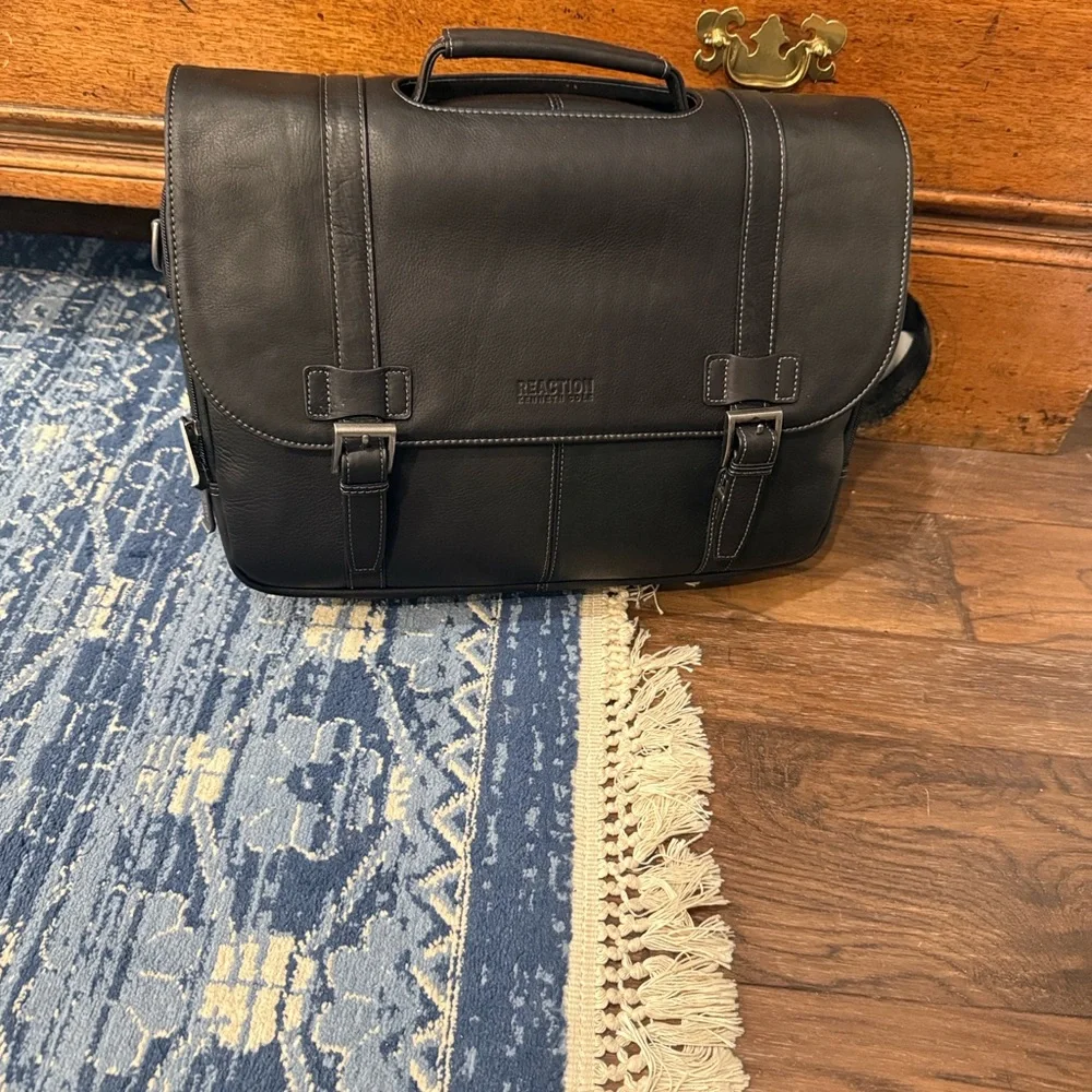 Kenneth Cole REACTION COLOMBIAN LEATHER DUAL COMPARTMENT FLAPOVER